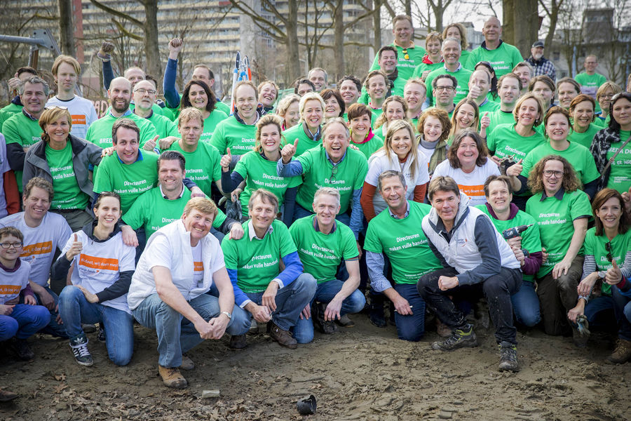 Enschedese ondernemers, samen met Koning Willem-Alexander en Koningin Máxima, tijdens NLdoet in Enschede