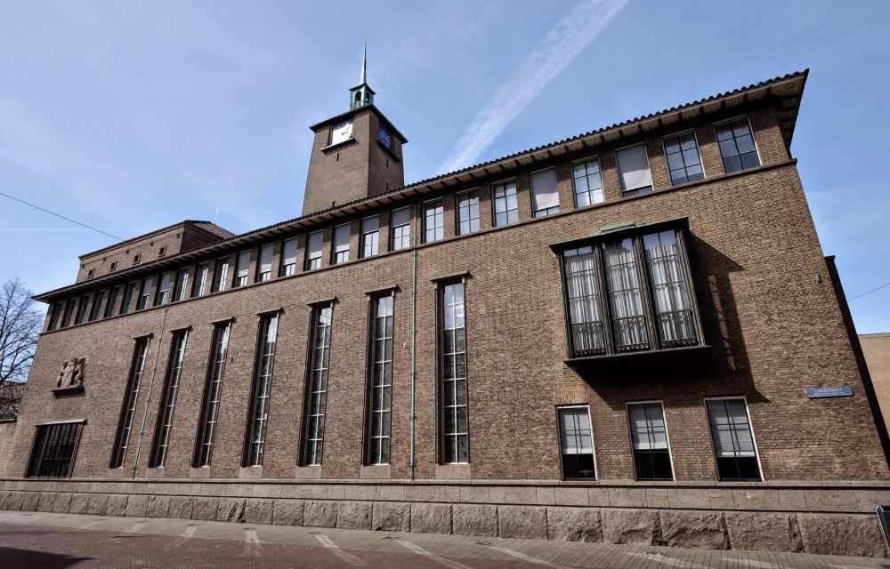 Het Kasteel van Enschede gezien over het water